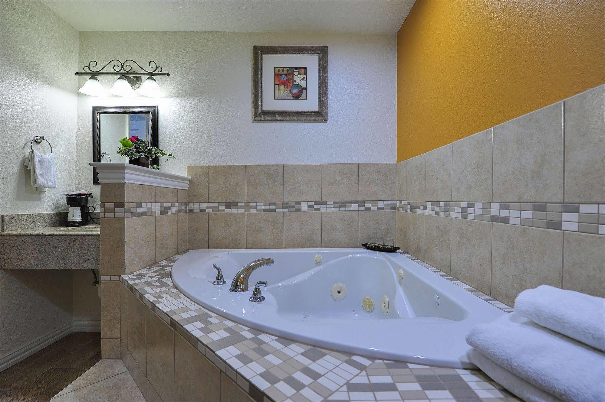 Romantic Inn & Suites Даллас Экстерьер фото